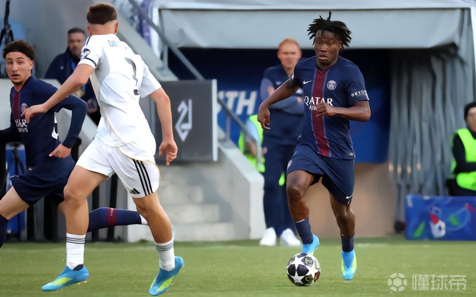 法媒：巴萨正密切关注巴黎17岁右后卫博利，巴黎将其视作未来